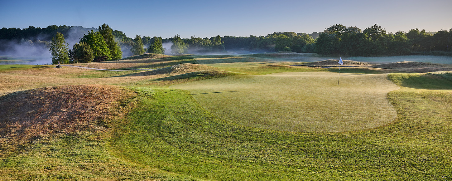 Green bij zonsopkomst op de golfbaan van Landgoed Bergvliet