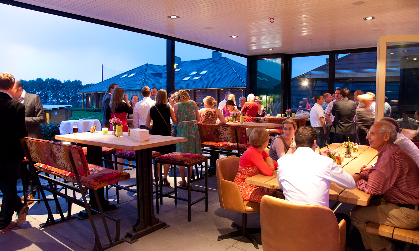Het Koetshuis met serre in de avond op Landgoed Bergvliet