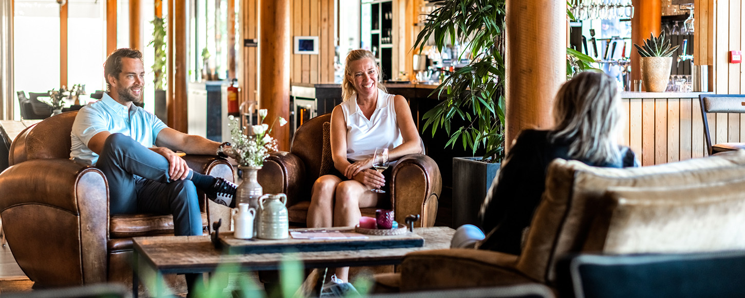 Gasten in de lounge van Landgoed Bergvliet