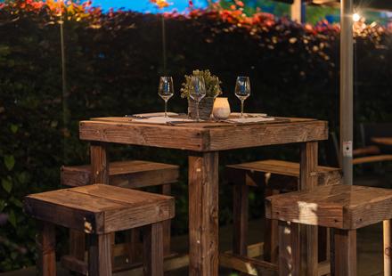 Sfeervol gedekte tafel op het avondterras van Landgoed Bergvliet